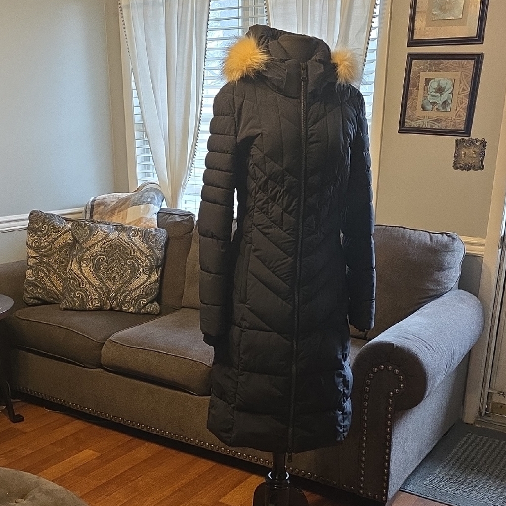 Stylish Black Puffer Coat with Faux Fur Hood